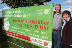 Hermann Stolberg und Andrea Schmidt vor dem Banner zum Bleckeder Apfelfest