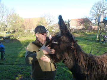 Hans-Jürgen Niederhoff mit einem seiner Esel