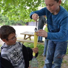 Junior-Ranger bauen eine "Biogas-Anlage"