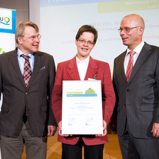 Dr. Dorothe Lütkemöller bei der Preisverleihung mit dem Generalsekretär der Deutschen Bundesstiftung Umwelt, Dr. Heinrich Bottermann (links) und dem Generalsekretär des Deutschen Nachhaltigkeitsrates Prof. Dr. Günther Bachmann (rechts).
