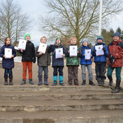 Die Kinder präsentieren stolz ihre Urkunden.