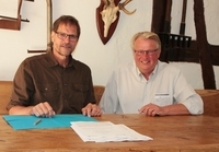 Prof. Dr. Johannes Prüter und Dr. Uwe Barge unterzeichnen den Bereitstellungsvertrag