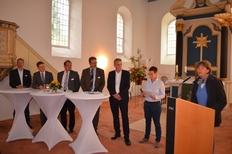 Asta von Oppen (rechts), Mitglied des Samtgemeinderates der Samtgemeinde Gartow, begrüßt die anwesenden Jubiläumsgäste, Minister und Staatssekretäre in der Kirche in Schnackenburg..
