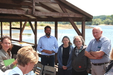 Umweltminister Olaf Lies (4. v.r) in Diskussion mit regionalen Akteuren und kommunalen Vertretern auf der Fahrt mit dem Solarfloß in Darchau.