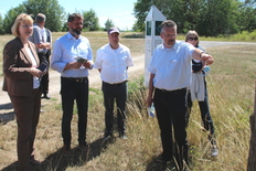 Dr. Olaf Anderßon (im Vordergrund rechts) informiert regionale Akteure über das neue Projekt „Biotopverbund Elbtal Amt Neuhaus“ des Landkreises Lüneburg.