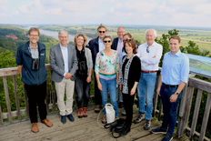 Gäste und Gastgeber auf dem Kniepenberg-Aussichtsturm bei Drethem; Deutsche Teilnehmer v. links: Prof. Dr. J. Prüter (Biosphärenreservatsverwaltung), J. Meyer (Samtgemeinde Elbtalaue), J. Heuer (Bauernverband Nordostniedersachsen)