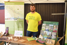 Tjark Juhl am Infostand der Biosphärenreservatsverwaltung bei der Tour de Flur am Wiesenhof in Hohnstorf