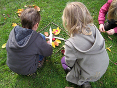 Kinder bauen im Herbst