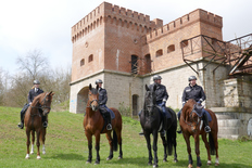 Vorstellung der Polizeireiter an der Dömitzer Eisenbahnbrücke im April 2021