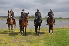 Vorstellung der Polizeireiter an der Elbe im April 2021