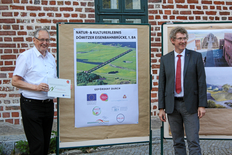 Übergabe des Förderbescheids zur Dömitzer Eisenbahnbrücke durch Staatssekretär Frank Doods (rechts) an Samtgemeindebürgermeister Jürgen Meyer