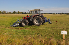 Traktor mit Front-Heck-Kombination des Doppelmesser-Mähwerkes (Foto: BRV/ O. Schwarzer)