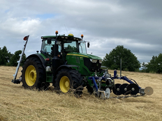 Traktor mit Front-Heck-Kombination des Doppelmesser-Mähwerkes (Foto: BRV/ O. Schwarzer)