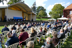 Besucher*innen der Jubiläumsveranstaltung zum 25-jährigen Bestehen des UNESCO-Biosphärenreservats Flusslandschaft Elbe