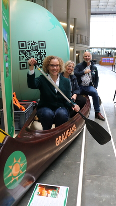 Julia Verlinden, MdB (vorne) im Kanu mit Anne Spiegel und Dirk Janzen von der Biosphärenreservatsverwaltung