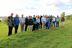 Delegation aus der Elbtalaue mit niederländischen Gastgebern auf dem IJsseldeich bei Windesheim