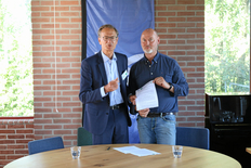 Sylvo Thijsen (l.), Direktor von Staatsbosbeheer, und Dirk Janzen, Leiter der Biosphärenreservatsverwaltung, nach Unterzeichnung der Kooperationsvereinbarung
