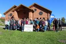 Gruppenfoto an der Schwechower Obstbrennerei