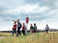 Eine Gruppe vor der Dömitzer Eisenbahnbrücke