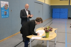 Die Schulleiterin Andrea Schulze unterzeichnet den Kooperationsvertrag zur Biosphären- und Naturpark-Schule