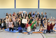 Gruppenbild der Teilnehmenden an der Auszeichnung zur Biosphären- und Naturpark-Schule