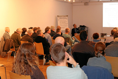 Das Bild zeigt Zuschauer und Zuschauerinnen während eines Vortrages zum Thema LEADER-Projekt "Partizipative Erarbeitung eines Bibermanagements in der Elbtalaue".