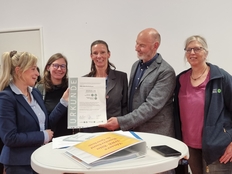 Übergabe der Urkunde zur Naturpark- & Biosphären-Kita