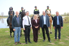 Polizeireiterinnen und -reiter mit den Repräsentantinnen und Repräsentanten (v. li.) der BRV (D. Janzen), der nds. Polizei (O. Suckow), des Lks. Lüchow-Dannenberg (D. Schulz), der SG Elbtalaue (J. Meyer) sowie der Gemeinde Damnatz (H. Harms)