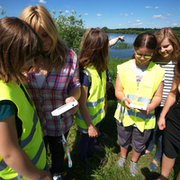 Schüler mit GPS-Gerät