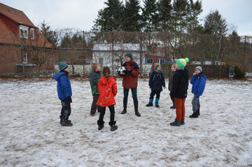 Bewegungsspiel auf dem Schulhof