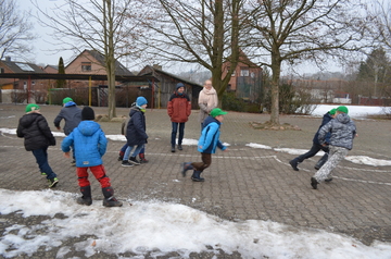 Wir spielen "Eulen und Krähen".