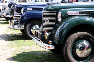 Beim Oldtimer-Treffen funkeln die Karossen um die Wette - © Andrea Schmidt