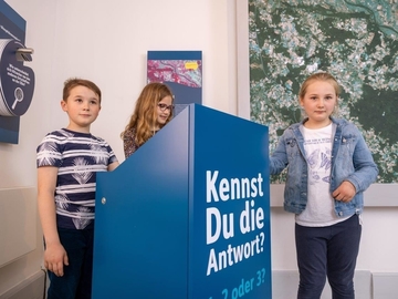 Kinder am Pult vom Biosphären-Quiz "1, 2 oder 3"