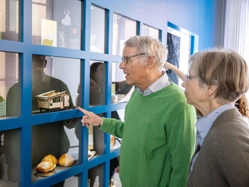 Vitrinen zum Partnernetzwerk im Biosphaerium