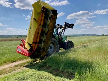 Trecker mit Mähwerk