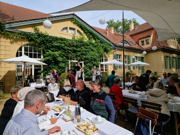 Erläuterungen zum Betriebskonzept des Kavaliershauses Krumke bei Kaffee und Kuchen