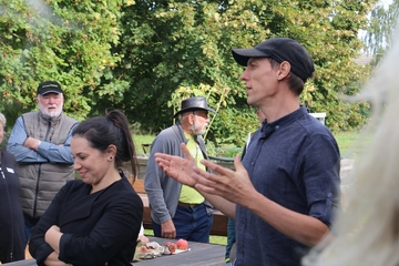 Sonja Beutel und Marius Wöllner stellen ihren Betrieb darumBio! auf dem Biohof Lindenberg vor