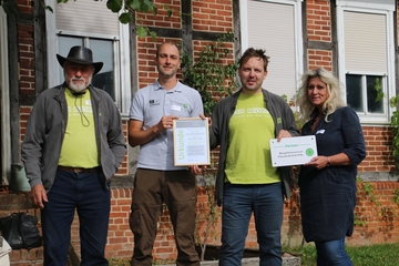 Übergabe der neuen Partnerurkunde an MeinBioRind