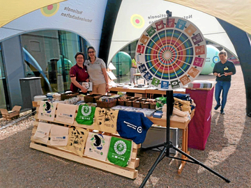 Die Ruhe vor dem Ansturm der Teilnehmenden am Infostand der Nationalen Naturlandschaften