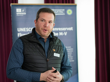 Daniel Charigault vom Förderverein Biosphäre Schaalsee erläutert das Projekt "Biosphäre-Obst".