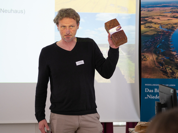 Holger Belz, Archezentrum Amt Neuhaus, stellt den fast vergessenen Waldstaudenroggen in den Mittelpunkt.
