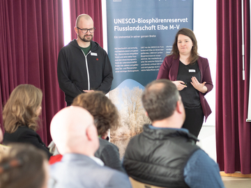 Dr. Lisa Schulz und der regionale Züchter Michael Teickner aus der Block Gruppe berichten über ihr langjähriges Rinderzuchtprogramm.