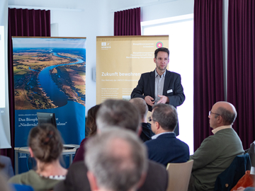 Prof. Dr. Volker Ebert von der IU Internationale Hochschule, Bonn, rekapituliert den Projektverlauf und stellt Ergebnisse vor.