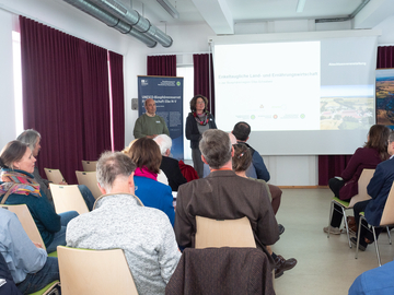 Anke Hollerbach, Biosphärenreservatsamt Schaalsee-Elbe, und Dr. Franz Höchtl, Biosphärenreservatsverwaltung Niedersächsische Elbtalaue, begrüßen die Gäste.