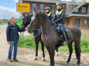 D. Janzen, Leiter der Biosphärenreservatsverwaltung, im Gespräch mit den beiden Polizeikommissarinnen C. Witte und A. Hartmann aus Hannover.
