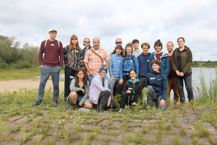 Gruppenbild der Exkursionsteilnehmende des Jugendnetzwerk Biosphäre am Ufer der Elbe