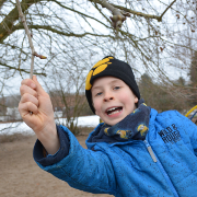 Johannes zeigt uns seinen Baum.