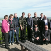 Die Verantwortlichen der Biosphärenreservatsverwaltung im Kreis der Niederländischen Delegation auf dem Kniepenbergaussichtsturm bei Neu Darchau