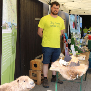 Tjark Juhl am Infostand der Biosphärenreservatsverwaltung bei der Tour de Flur am Wiesenhof in Hohnstorf