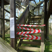 Das Betreten des Parkplatzes und des Aussichtsturms am Kniepenberg ist derzeit verboten.